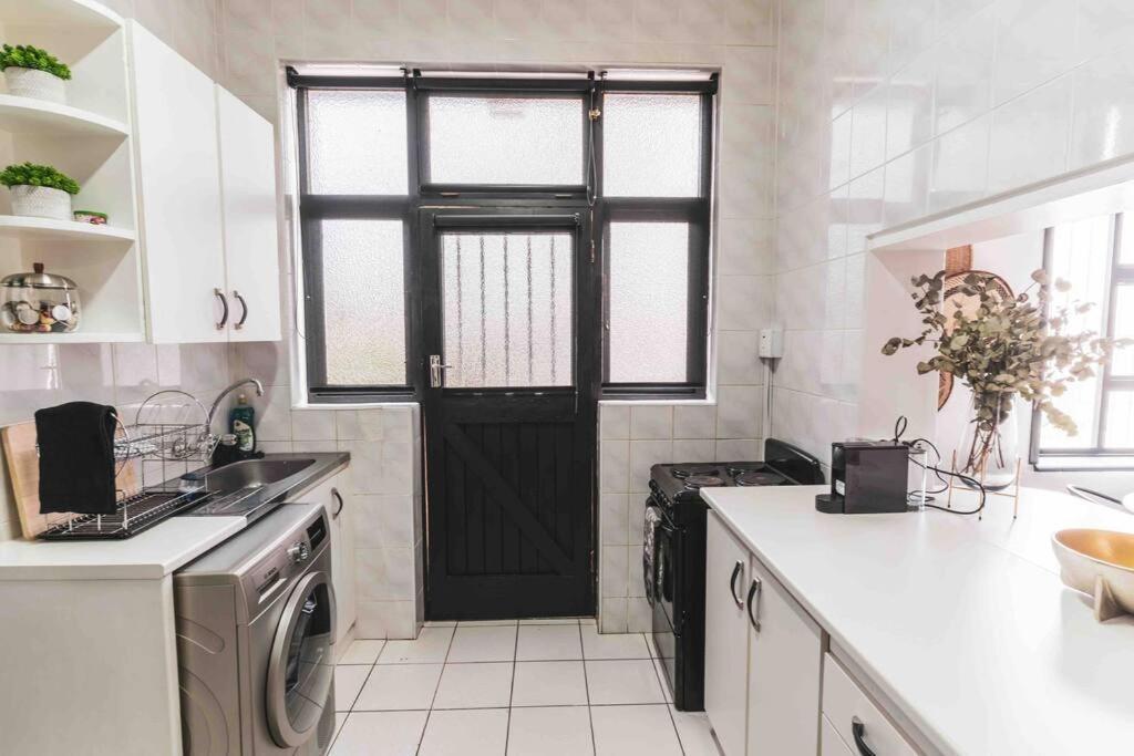 Cozy One-Bedroom In The Heart Of Sea Point Ciudad del Cabo Exterior foto